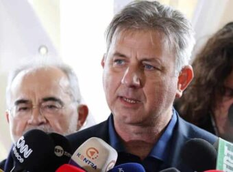 Στη δίκη για τα Τέμπη ο πατέρας του μοναδικού επιζώντα: «Το παιδί μου ζει στο σκοτάδι, δίνει μάχη με φρικτούς πόνους»