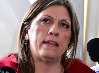 Χαμός στη δίκη των Τεμπών: Η Ζωή Κωνσταντοπούλου άρχισε να βιντεοσκοπεί αστυνομικούς