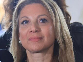 Καρυστιανού στη δίκη για τα Τέμπη: «Με έβαλαν πίσω στη γωνία – Η πρόεδρος μου είπε ή να κάτσω στη θέση μου ή να με βγάλουν έξω»