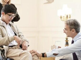 Ο Μητσοτάκης υποδέχθηκε μαθητή Ειδικού Σχολείου που του είχε στείλει επιστολή: «Με συγκίνησε»