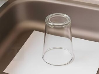 Δείτε γιατί πρέπει πάντα να αφήνετε ένα αναποδογυρισμένο ποτήρι και ένα φύλλο χαρτί στον νεροχύτη πριν φύγετε για διακοπές.