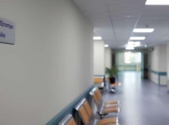 Μαζική μετανάστευση Ελλήνων γιατρών – Γιατί 5.400 έφυγαν από τη χώρα τα τελευταία πέντε χρόνια