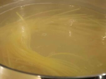 Μην πετάτε το νερό που βράσατε τα μακαρόνια – Θα εκπλαγείτε σε τι χρησιμεύει