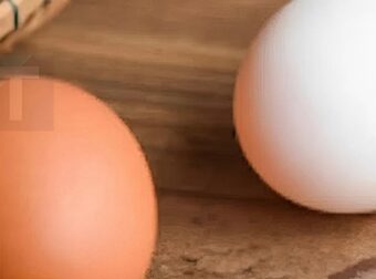Γνωρίστε τη διαφορά μεταξύ ενός αυγού με λευκό κέλυφος και ενός καφέ αυγού