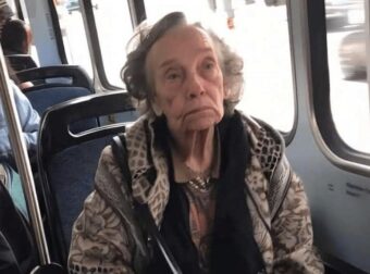 Δύο έφηβοι κοροϊδεύουν μια φτωχή ηλικιωμένη στο λεωφορείο… μέχρι που μια αντρική φωνή τους σταματά