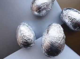 Βάψιμο αυγών: Δοκιμάστε το κόλπο με το αλουμινόχαρτο! Θα σας ρωτάνε όλοι πώς τα φτιάξατε