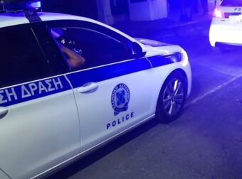 Καρτέρι με καλάσνικοφ σε σπίτι – Ξυλοκόπησαν τον πατέρα και πυροβόλησαν τον γιο