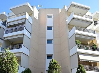 Θρίλερ στο Μαρούσι: 27χρονη έπεσε δύο φορές από τον τέταρτο όροφο – Προσήχθη ο σύζυγός της