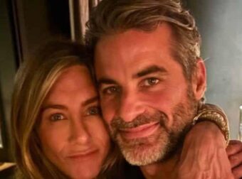 Τζένιφερ Άνιστον: Φωτογραφήθηκε αγκαλιά με τον σύντροφό της και προκάλεσε χαμό