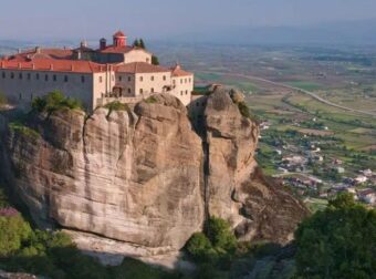 Γυναίκα έπεσε από το βράχο της μονής του Αγίου Στεφάνου στα Μετέωρα