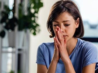 Οι άνθρωποι που δεν ένιωσαν αγάπη ως παιδιά συχνά έχουν αυτές τις 10 συνήθειες