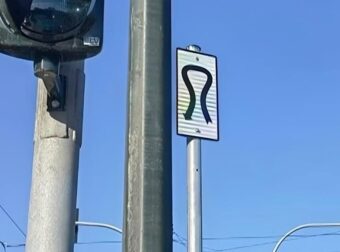 Αυτή είναι η νέα πινακίδα στους δρόμους της Αθήνας: Τι να κάνετε όταν τη δείτε – Πού βρίσκεται