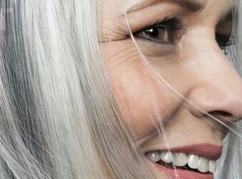 Η πραγματική ψυχολογική σημασία του να αφήνεις τα γκρίζα μαλλιά σου φυσικά