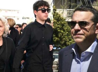 Θεανώ Φωτίου: Συντετριμμένη στην κηδεία του γιου της – Με δάκρυα στα μάτια ο 17χρονος γιος του Βασίλη Ρίζου