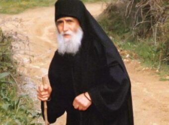 Αγιος Παίσιος: «Την Μεγάλη Παρασκευή εάν θέλει κάποιος να νıώσει κάτι, δεν πρέπει νa κάνει τίποτε άλλο εκτός»