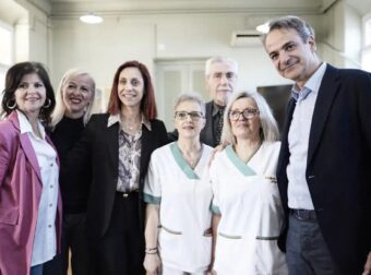 Στο Γηροκομείο Αθηνών ο Κυριάκος Μητσοτάκης και η κόρη του Σοφία – Αντάλλαξαν δώρα για το Πάσχα με τους ηλικιωμένους