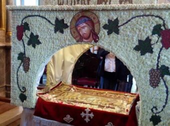 Γιατί περνάμε κάτω από τον επιτάφιο την Μεγάλη Παρασκευή;