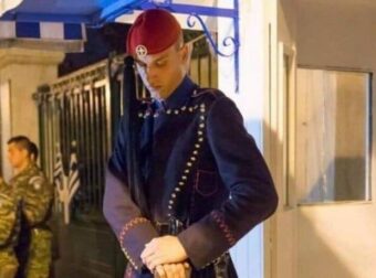 Η μοναδική μέρα η σημερινή που ο Εύζωνας σκύβει το κεφάλι και γυρνάει το όπλο ανάποδα