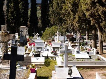 «Ζήτησαν» από νεκρό να πληρώσει οικογενειακό τάφο 33 χρόνια μετά τον θάνατό του