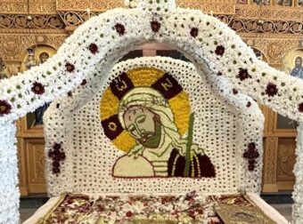 Πιστές στόλισαν Επιτάφιο επί 16 ώρες – Με χιλιάδες λουλούδια