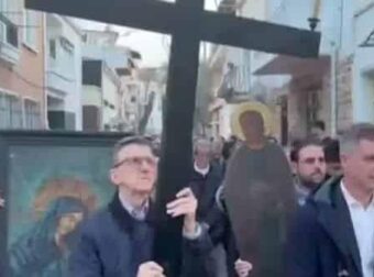 Περιφορά Επιταφίου στην Πρίγκηπο: Ο Άρης Πορτοσάλτε κράτησε τον σταυρό μπροστά στην πομπή