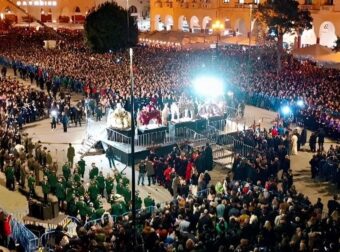 Θεσσαλονίκη: Η μοναδική στιγμή της συνάντησης 5 Επιταφίων στην Πλατεία Αριστοτέλους