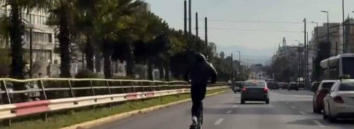 Συγγρού: Οδηγούσε ηλεκτρικό πατίνι στην αριστερή λωρίδα, δείτε βίντεο