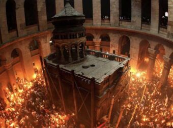 Άγιο Φως: Στα Ιεροσόλυμα η ελληνική αποστολή για την μεταφορά Του – Στις 18:30 καταφθάνει στην Αθήνα