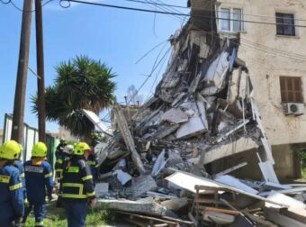Κατέρρευσε διώροφη πολυκατοικία στην Κύπρο, τουλάχιστον ένας εγκλωβισμένος και τρεις τραυματίες