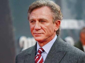 Ντάνιελ Κρεγκ: Στην περιφορά του Επιταφίου στον Άγιο Κωνσταντίνο της Γλυφάδας