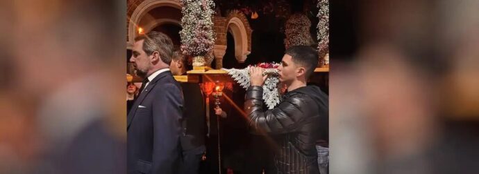 Ο Νικόλαος Ντε Γκρες κράτησε τον Επιτάφιο στην Εκάλη – Μαζί του ο Γιώργος Τσαλίκης με τους γιους του