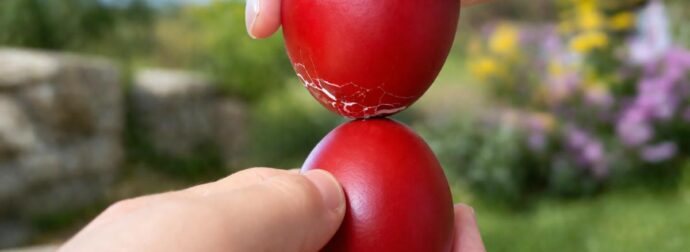 Πάσχα: Γιατί τσουγκρίζουμε τα κόκκινα αυγά – Το νόημα πίσω από το έθιμο