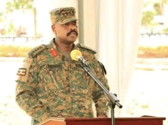 Ο αρχηγός του στρατού της Ουγκάντας απειλεί την Τουρκία – Προσφέρει 100.000 στρατιώτες για την προστασία της «Αγίας Γης»