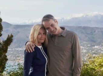 Kυριάκος Μητσοτάκης: Η τρυφερή φωτογραφία με τη σύζυγό του Μαρέβα Γκραμπόφσκι στα Χανιά και οι ευχές για το «Χριστός Ανέστη»