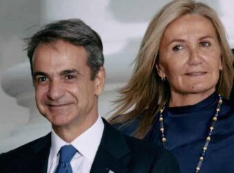 Κυριάκος Μητσοτάκης: Οι ευχές για το Πάσχα και η φωτογραφία αγκαλιά με τη σύζυγό του, Μαρέβα, στα Χανιά