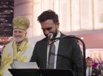 Νέα Υόρκη: Η ευχή του Ζοράν Μαμντάνι στα ελληνικά για «Καλή Ανάσταση» και το «ουάου» του Αρχιεπισκόπου Αμερικής Ελπιδοφόρου