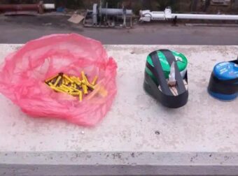 Πέταξαν κροτίδα μέσα σε λεωφορείο στον Πειραιά – Συνελήφθη 15χρονος με εκρηκτικά