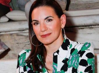 Όλγα Κεφαλογιάννη: Οι πασχαλινές ευχές & η φωτογραφία αγκαλιά με τα δίδυμα παιδιά της