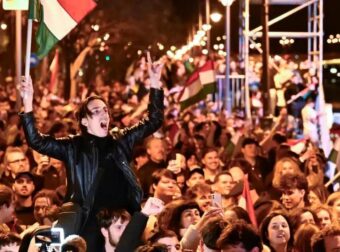 Έκρηξη χαράς στην Ουγγαρία με την ήττα Όρμπαν στις εκλογές – Χιλιάδες πολίτες, κυρίως νέοι, στους δρόμους