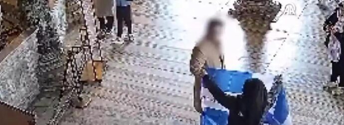 Τουρκία: Δύο τουρίστες συνελήφθησαν επειδή ξετύλιξαν ελληνική σημαία μέσα στην Αγία Σοφία