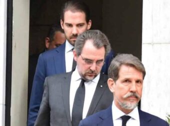 Παύλος, Νικόλαος, Φίλιππος και άλλα 7 μέλη της πρώην βασιλικής οικογένειας έλαβαν κι επίσημα το επώνυμο Ντε Γκρες, με απόφαση του ΣτΕ