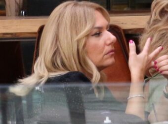 Τίνα Μεσσαροπούλου: Σε κακή ψυχολογική κατάσταση έξω από την ΜΕΘ του Μυλωνάκη – Οι αντιδράσεις της