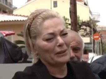 Ξέσπασε σε κλάματα η μητέρα της 19χρονης Μυρτώς: «Θα φύγω μαζί της, δεν την αφήνω μόνη της»