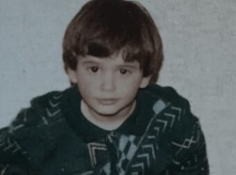 Δεν τον αναγνώρισε κανένας: Το γλυκό αγopάκι που ποζάρει στη φωτογραφία, σήμερα είναι ο πιο όμορφος Έλληνας ηθοποιός, τον βλέπουν και λιώνουν οι γυναίκες