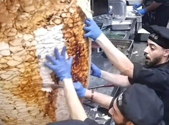 Τεράστιος γύρος παραλίγο να καταπλακώσει εργαζόμενους σε σουβλατζίδικο