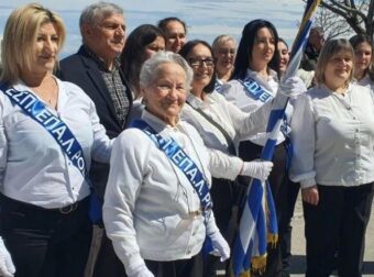 Ρόδος: 82χρονη μαθήτρια λυκείου με 6 εγγόνια έκανε παρέλαση και στοχεύει να πάει και πανεπιστήμιο