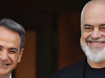 Έντι Ράμα σε Μητσοτάκη: «Απολογούμαι για την ενδυμασία μου»