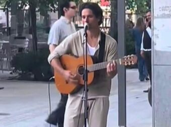 Ο Πάνος Βλάχος τραγούδησε με την κιθάρα του στην Ερμού και όλοι έμειναν άναυδοι