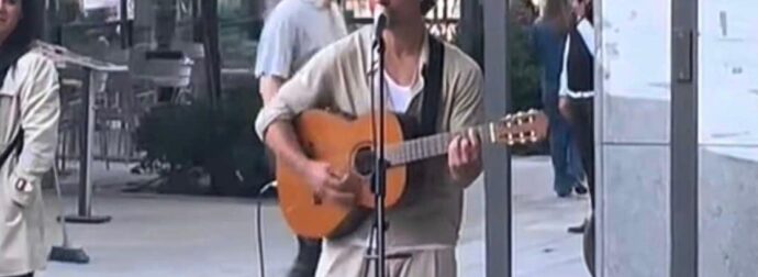Ο Πάνος Βλάχος τραγούδησε με την κιθάρα του στην Ερμού και όλοι έμειναν άναυδοι