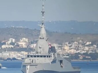 Η φρεγάτα «Κίμων» έφτασε στον Πειραιά – Στιγμιότυπα από την εντυπωσιακή της άφιξη στο λιμάνι